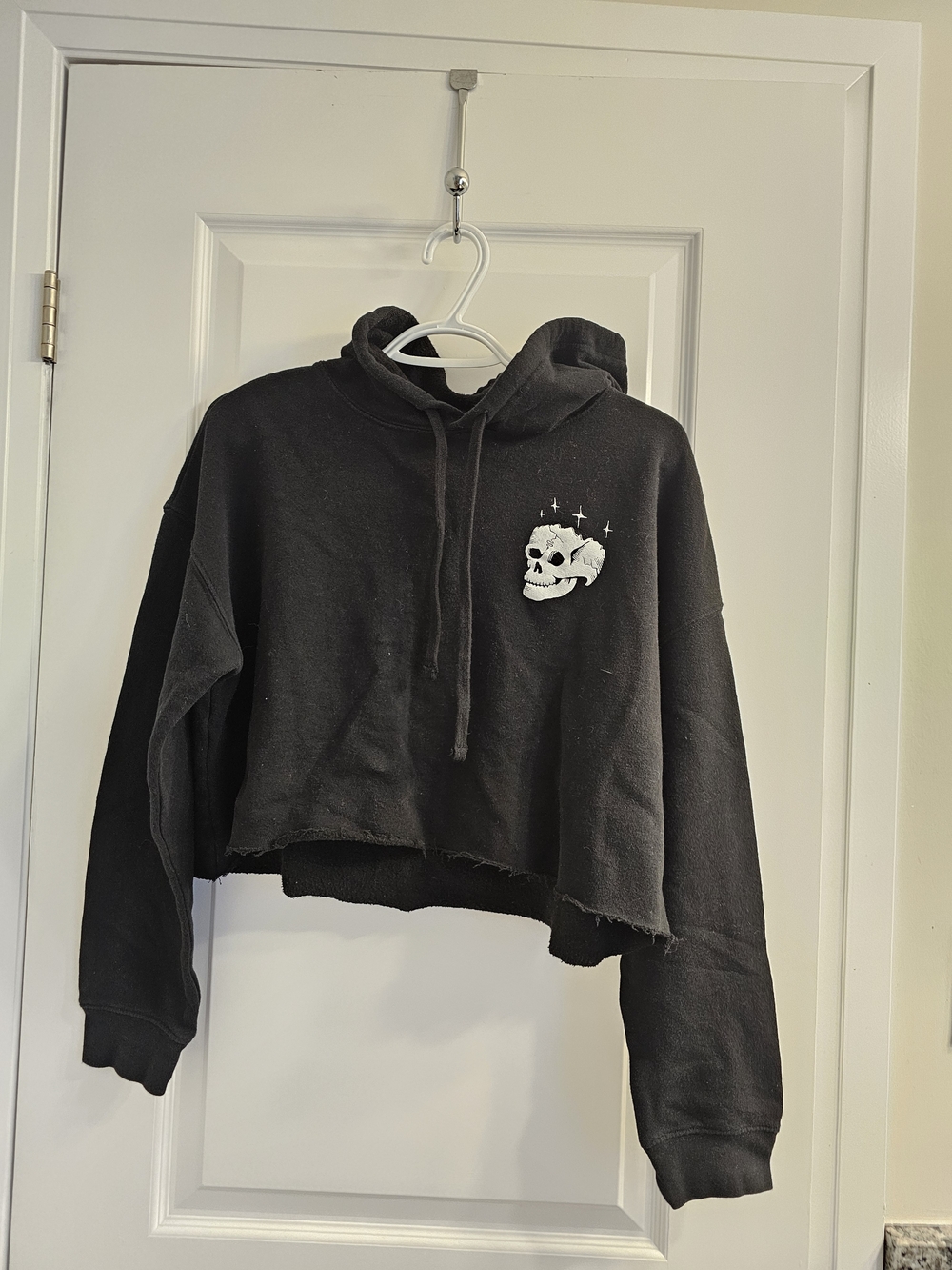 Cropped Black Hoodie with Skull Graphic